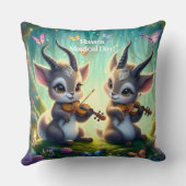 Niedliche Saolas Violas spielen im Zauberwald Kissen (Rückseite)