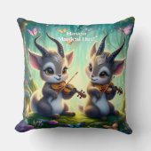 Niedliche Saolas Violas spielen im Zauberwald Kissen (Vorderseite)