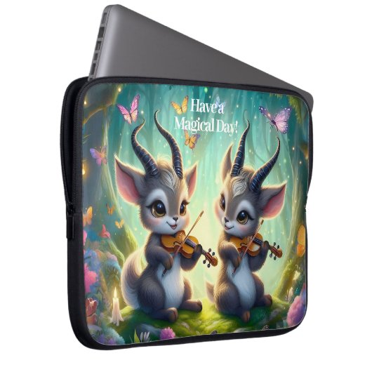 Niedliche Saolas Violas spielen im Zauberwald Laptopschutzhülle (Vorne Rechts)