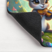 Niedliche Saolas Violas spielen im Zauberwald Mousepad (Ecke)