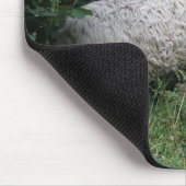 Niedliche Schafe essen Blätter Mousepad (Ecke)