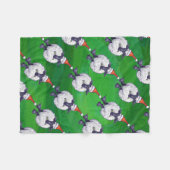 Niedliche Schafe in Weihnachtsmannmütze auf grün Fleecedecke (Vorderseite (Horizontal))