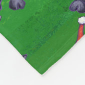 Niedliche Schafe in Weihnachtsmannmütze auf grün Fleecedecke (Ecke)