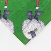 Niedliche Schafe in Weihnachtsmannmütze auf grün Fleecedecke (Ecke)