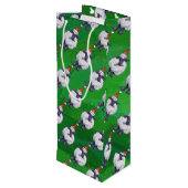 Niedliche Schafe in Weihnachtsmannmütze auf grün Geschenktüte Für Weinflaschen (Rückseite Schrägansicht)