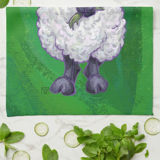 Niedliche Schafe in Weihnachtsmannmütze auf grün Küchentuch (Gefaltet)