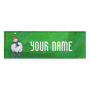 Niedliche Schafe in Weihnachtsmannmütze auf grün Namenschild