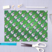 Niedliche Schafe in Weihnachtsmannmütze auf grün Seidenpapier (Handwerk)