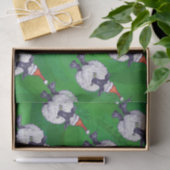 Niedliche Schafe in Weihnachtsmannmütze auf grün Seidenpapier (Geschenk)