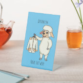 Niedliche Schafe mit Cartoon Sockelschild (In SItu)