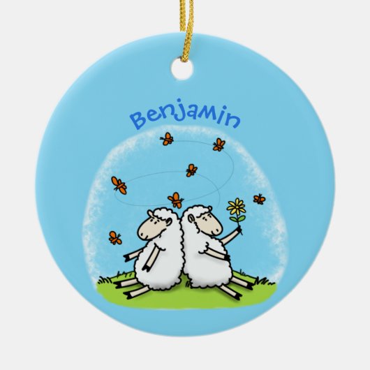 Niedliche Schaffreunde und Schmetterlinge Cartoon Keramik Ornament (Vorne)