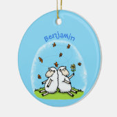 Niedliche Schaffreunde und Schmetterlinge Cartoon Keramik Ornament (Links)