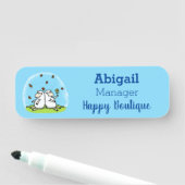 Niedliche Schaffreunde und Schmetterlinge Cartoon Namensschild (Beispiel)