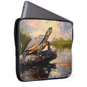 Niedliche Schildkröte auf einem Holzschnitt Laptopschutzhülle (Vorne Rechts)