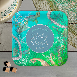 Niedliche Schildkröte unter der Meerwasserdusche Pappteller