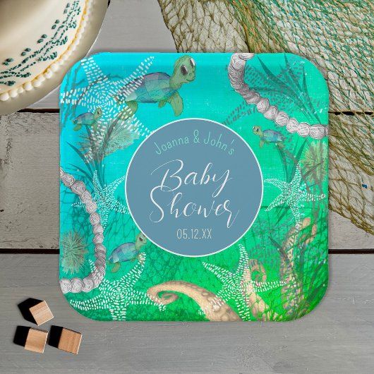 Niedliche Schildkröte unter der Meerwasserdusche Pappteller