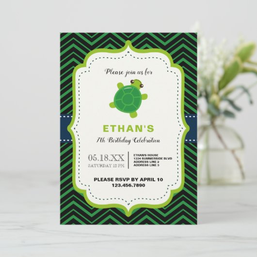 NIEDLICHE Schildkrötengrün, schwarzer Kawaii Einladung (Stehend Vorderseite)