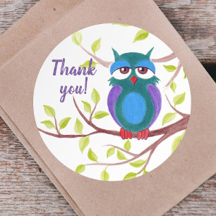 Niedliche schläfrige Eule auf einem Cartoon Benutz Runder Aufkleber