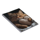 NIEDLICHE SCHLAFTABBYKATTE MIT HERZPILLOW NOTIZBLOCK (Rechte Seite)