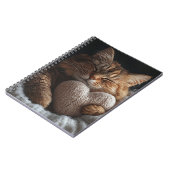 NIEDLICHE SCHLAFTABBYKATTE MIT HERZPILLOW NOTIZBLOCK (Linke Seite)