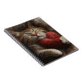 NIEDLICHE SCHLAFTABBYKATTE MIT HERZPILLOW NOTIZBLOCK (Rechte Seite)