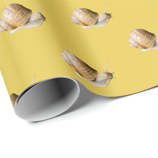 Niedliche Schnecke auf gelbem Wrapping Paper Geschenkpapier (Rolleneckpunkt)
