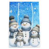 Niedliche Schneefamilie im Schnee Mittlere Geschenktüte (Rückseite)
