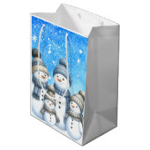 Niedliche Schneefamilie im Schnee Mittlere Geschenktüte (Rückseite Schrägansicht)