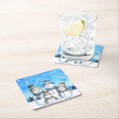 Niedliche Schneefamilie im Schnee Rechteckiger Pappuntersetzer (Vor Ort)