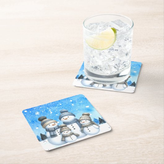 Niedliche Schneefamilie im Schnee Rechteckiger Pappuntersetzer (Vor Ort)