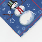Niedliche Schneemänner auf blau mit Schneeflocken Fleecedecke (Ecke)
