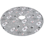 Niedliche Schneemänner, Häuser und Winterzweige Fleece Weihnachtsbaumdecke (Schrägansicht)