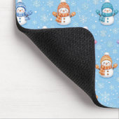Niedliche Schneemänner in Schneeflocken Mousepad (Ecke)