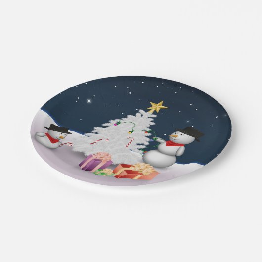 Niedliche Schneemänner mit Weihnachtsbaum Pappteller (Schrägansicht)