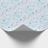 Niedliche Schneemänner und Schneeflocken in hellbl Geschenkpapier (Ecke)