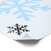 Niedliche Schneemänner und Schneeflocken in hellbl Poster (Ecke)