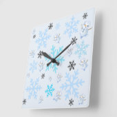 Niedliche Schneemänner und Schneeflocken in hellbl Quadratische Wanduhr (Winkel)