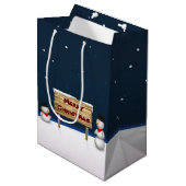 Niedliche Schneemänner wünschen frohe Weihnachten Mittlere Geschenktüte (Vorderseite Schrägansicht)