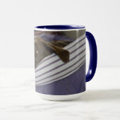 Niedliche Schokolade Labrador Retriever auf dem Li Tasse (VorderseiteRechts)