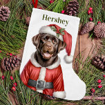 Niedliche Schokolade Labrador Retriever Puppy Sant Kleiner Weihnachtsstrumpf<br><div class="desc">Suchen Sie das beste Geschenk für Ihren besten Labrador Karo aus unserem Labrador Retriever Weihnachtsgeschenk Strumpf, das perfekte Urlaubszubehör für jeden Hundefreund! Wählen Sie aus Designs mit schwarzen, gelben oder schokoladenbraunen Labradoren. Feierliche Entwürfe von Santa-Hunden schmücken Laboren in ihren eigenen Weihnachtsmannmützen, elegantes Kamindesign ist gemütliche Urlaubsszene mit einem Labrador Ruhe...</div>