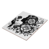 Niedliche schöne Dame, die Zuhause-Business macht Fliese (Seite)