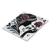 Niedliche schöne Dame, die Zuhause-Business macht Fliese (Seite)