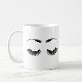 Niedliche Schönheit bilden Eyelashes und Kaffeetasse