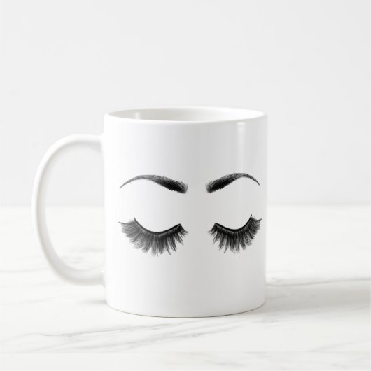 Niedliche Schönheit bilden Eyelashes und Kaffeetasse (Links)
