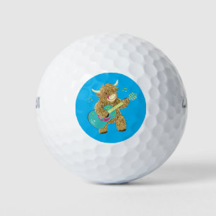 Niedliche schottische Hochlandkuh Plays Guitar Golfball