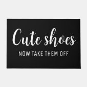 Niedliche Schuhe ziehen sie jetzt ab | Funny Black Fußmatte (Vorderseite)