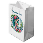 Niedliche schwangere Mama anpassbar Mittlere Geschenktüte (Rückseite Schrägansicht)