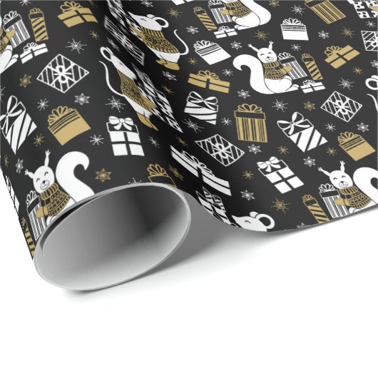 Niedliche Schwarz-Gold-Weihnachtswaldschnitzereien Geschenkpapier (Rolleneckpunkt)