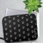 Niedliche Schwarz-Grau-Pet-Pfoten-Druck Notebook-R Laptopschutzhülle<br><div class="desc">Meine schwarze Katze geht die ganze Zeit über meinen Laptop und egal wie oft ich ihr gefragt habe,  sie ignoriert mich und geht trotzdem durch den Laptop. Fügen Sie Ihren Namen zu diesem niedlichen Pfotenmuster-Laptop-Ärmel und lass Ihrer Katze auch darüber laufen.</div>