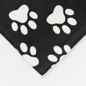 Niedliche Schwarz-Weiß-Hundepaws mit Herzmuster Fleecedecke (Ecke)